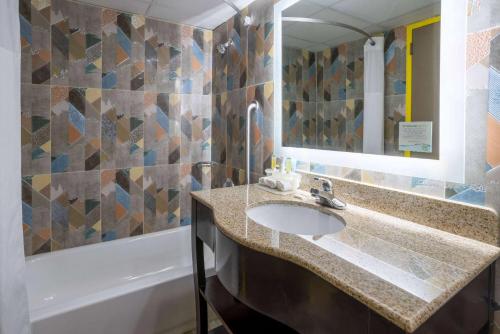 Habitación con 2 camas grandes - No fumadores del hotel Days Hotel by Wyndham North Bergen /NYC Area. Foto 3