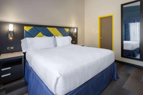 Habitación - 1 cama extragrande - No fumadores del hotel Days Hotel by Wyndham North Bergen /NYC Area