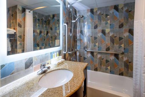 Habitación Deluxe con cama extragrande - No fumadores del hotel Days Hotel by Wyndham North Bergen /NYC Area. Foto 2