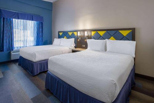 Habitación Deluxe - 2 camas grandes - Adaptada para personas con discapacidad - No fumadores del hotel Days Hotel by Wyndham North Bergen /NYC Area