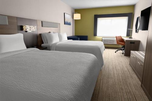 Habitación Doble Estándar con cama doble grande y sofá cama. del hotel Holiday Inn Express Stony Brook-Long Island. Foto 2