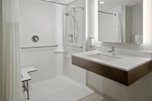 Habitación adaptada para personas con movilidad reducida/discapacidad auditiva - Cama extragrande del hotel Holiday Inn Express Stony Brook-Long Island