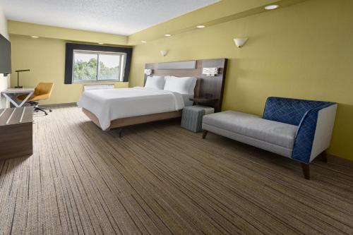 Suite de 1 dormitorio con sofá cama del hotel Holiday Inn Express Stony Brook-Long Island. Foto 3