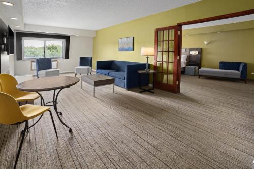 Suite de 1 dormitorio con sofá cama del hotel Holiday Inn Express Stony Brook-Long Island. Foto 4