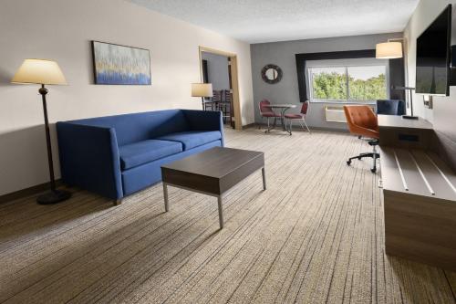 Suite de 1 dormitorio con bañera de hidromasaje del hotel Holiday Inn Express Stony Brook-Long Island. Foto 2