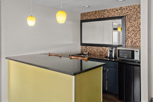 Suite de 1 dormitorio del hotel Holiday Inn Express Stony Brook-Long Island. Foto 1