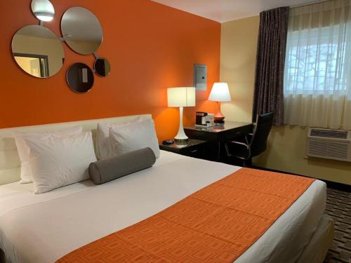 Habitación con cama grande - Adaptada para personas con movilidad reducida - Para fumadores del hotel HOWARD JOHNSON NORTH BERGEN. Foto 3