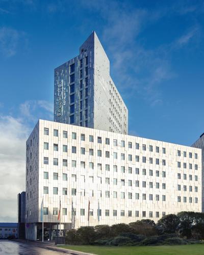 Habitación con vistas a la torre del hotel Fosshotel Reykjavik. Foto 1