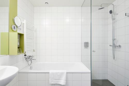 Habitación con vistas a la torre del hotel Fosshotel Reykjavik. Foto 2