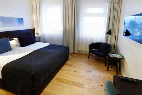 Habitación con vistas a la torre del hotel Fosshotel Reykjavik. Foto 3