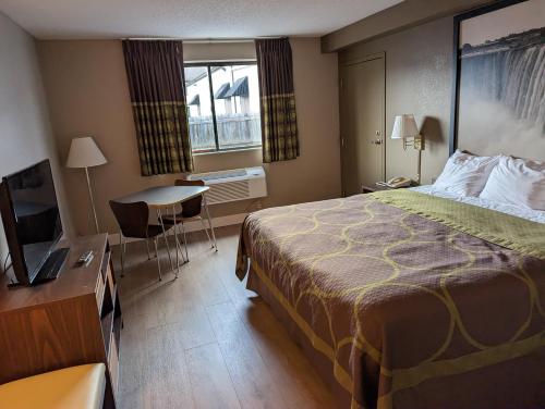 Habitación adaptada para personas con movilidad reducida/discapacidad auditiva con bañera con barras de sujeción - 1 cama extragrande - No fumadores del hotel Super 8 By Wyndham Niagara Falls Ny