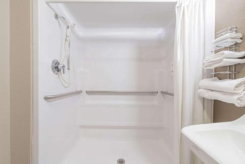 Habitación adaptada para personas con movilidad reducida/discapacidad auditiva con bañera con barras de sujeción - 1 cama extragrande - No fumadores del hotel Super 8 By Wyndham Niagara Falls Ny. Foto 3