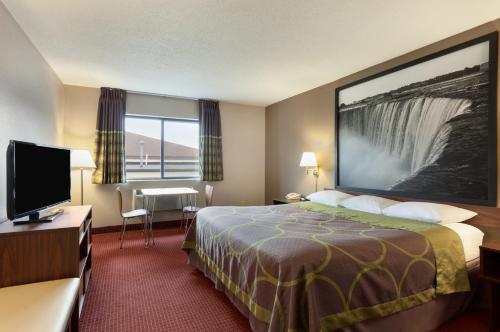 Habitación con cama king - No fumadores del hotel Super 8 By Wyndham Niagara Falls Ny. Foto 1