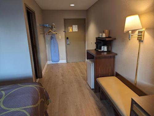 Habitación con cama king - No fumadores del hotel Super 8 By Wyndham Niagara Falls Ny. Foto 2