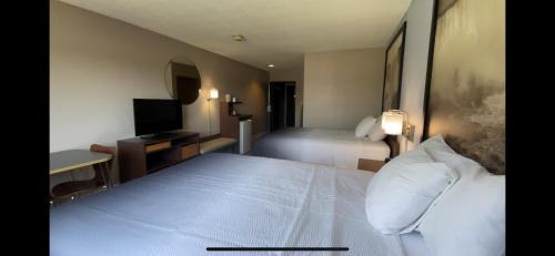 Habitación Queen con dos camas Queen - No fumadores del hotel Super 8 By Wyndham Niagara Falls Ny. Foto 1