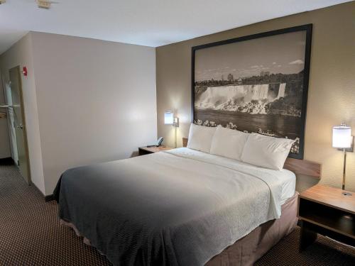 Habitación adaptada para personas con movilidad reducida/discapacidad auditiva con bañera con barras de sujeción - 1 cama extragrande - No fumadores del hotel Super 8 By Wyndham Niagara Falls Ny. Foto 4