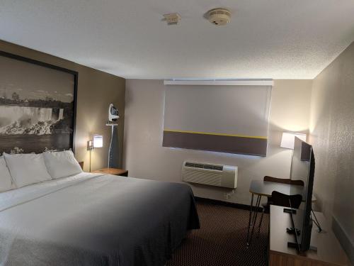 Habitación adaptada para personas con movilidad reducida/discapacidad auditiva con bañera con barras de sujeción - 1 cama extragrande - No fumadores del hotel Super 8 By Wyndham Niagara Falls Ny. Foto 5