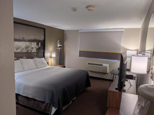 Habitación adaptada para personas con movilidad reducida/discapacidad auditiva con bañera con barras de sujeción - 1 cama extragrande - No fumadores del hotel Super 8 By Wyndham Niagara Falls Ny. Foto 6