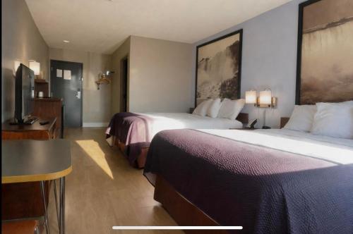 Habitación Queen con dos camas queen - No fumadores del hotel Super 8 By Wyndham Niagara Falls Ny