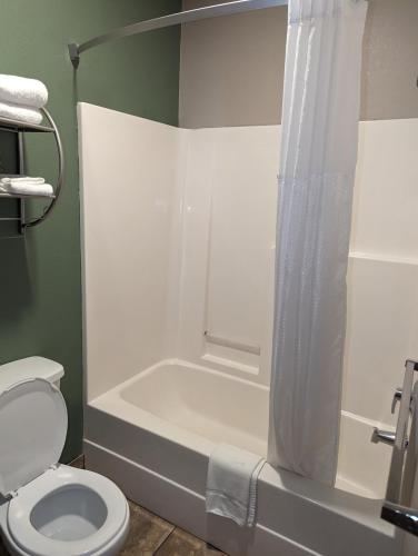 Suite Estudio con dos camas queen - No fumadores del hotel Super 8 By Wyndham Niagara Falls Ny. Foto 2