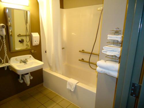 Habitación adaptada para personas con movilidad reducida/discapacidad auditiva con bañera con barras de sujeción - 1 cama extragrande - No fumadores del hotel Super 8 By Wyndham Niagara Falls Ny. Foto 4