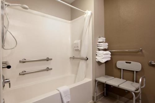 Habitación adaptada para personas con movilidad reducida/discapacidad auditiva con bañera con barras de sujeción - 1 cama extragrande - No fumadores del hotel Super 8 By Wyndham Niagara Falls Ny. Foto 6