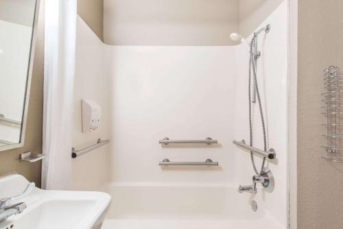 Habitación con cama extragrande adaptada para personas con discapacidad auditiva/de movilidad reducida - No fumadores del hotel Super 8 By Wyndham Niagara Falls Ny. Foto 1