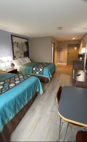 Habitación Queen con dos camas queen - No fumadores del hotel Super 8 By Wyndham Niagara Falls Ny. Foto 2