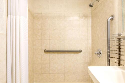 Habitación con 2 camas grandes - No fumadores del hotel Super 8 North Bergen Nj/nyc Area. Foto 3