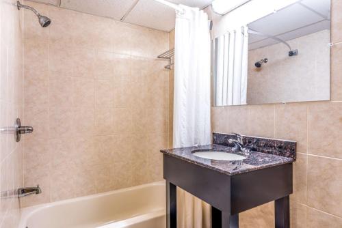 Suite Estudio con 2 camas grandes - No fumadores del hotel Super 8 North Bergen Nj/nyc Area. Foto 3