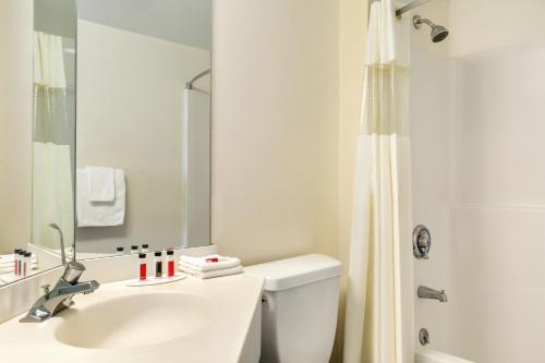 King Room with Bathtub with Grab Bars - Mobility Access/Non - Smoking del hotel TRAVELODGE NIAGARA FALLS. Foto 1