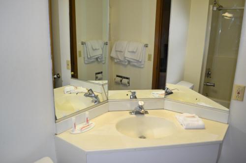 Habitación con 2 camas dobles - No fumadores del hotel TRAVELODGE NIAGARA FALLS. Foto 4