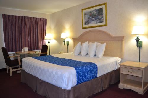 Suite con cama extragrande del hotel TRAVELODGE NIAGARA FALLS