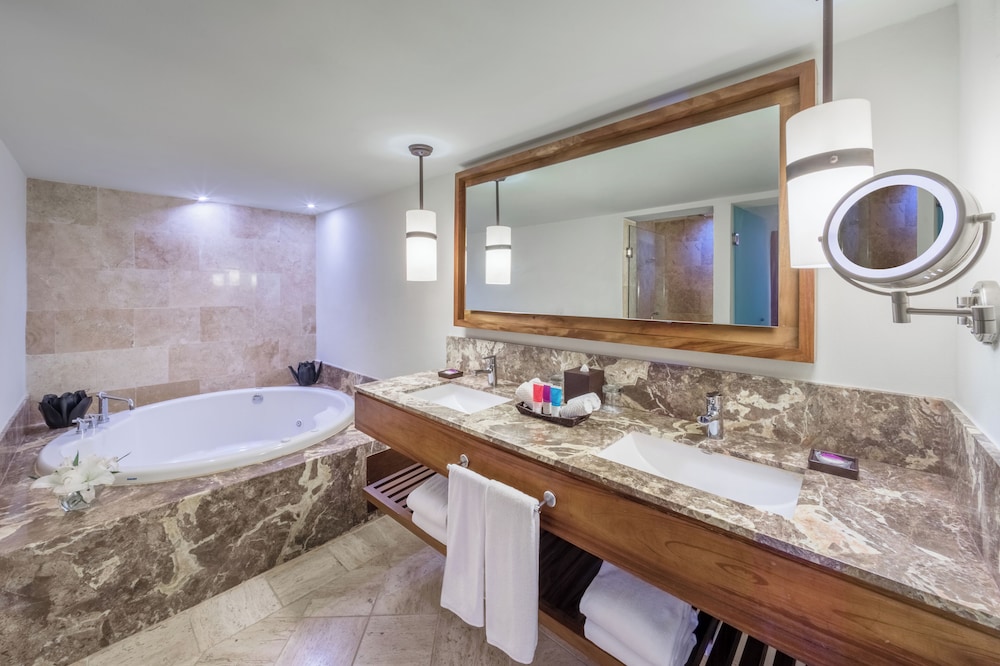 Suite de un Dormitorio con Piscina Privada y Cama King del hotel Dreams Puerto Vallarta Resort & Spa. Foto 7