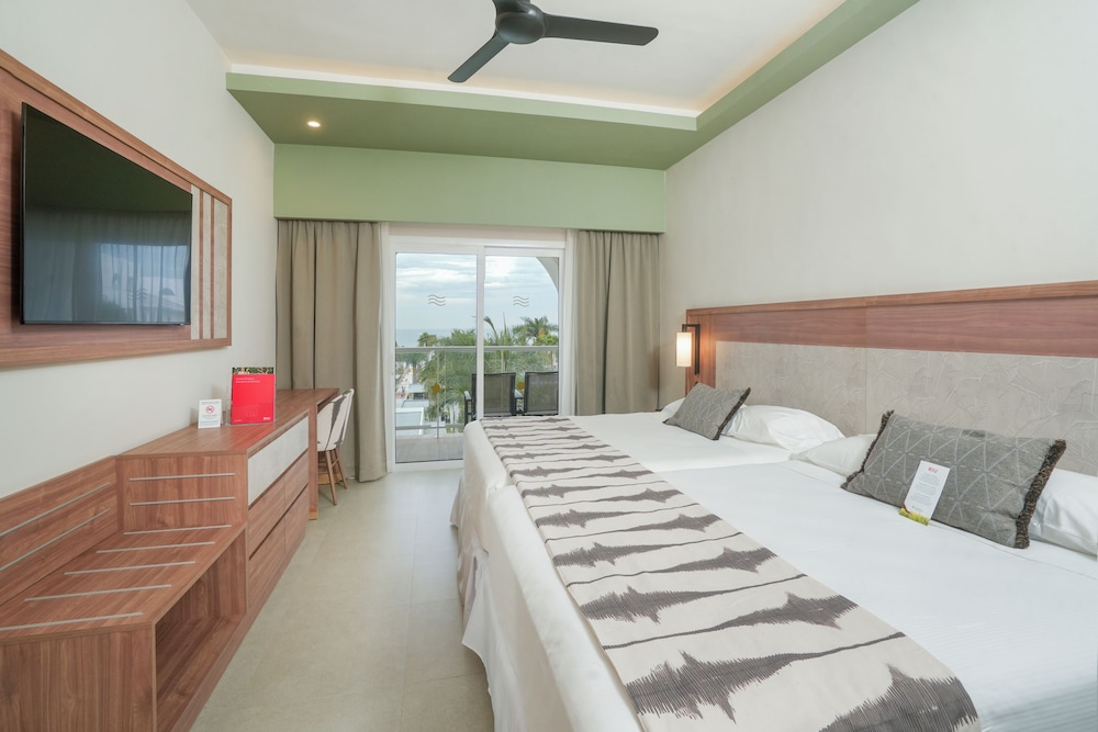 Habitación Doble con vistas parciales al mar del hotel Riu Flamingos - All Inclusive