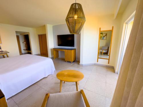 Habitación Deluxe con vistas panorámicas a la bahía del hotel Friendly Fun Vallarta Different Experiences. Foto 1