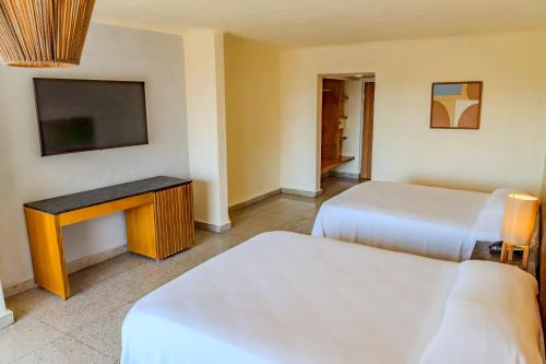 Habitación Deluxe con vistas panorámicas a la bahía del hotel Friendly Fun Vallarta Different Experiences. Foto 2