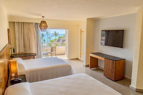 Habitación Doble Deluxe con vistas laterales al mar del hotel Friendly Fun Vallarta Different Experiences