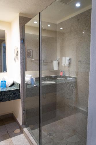 Habitación Doble Deluxe con vistas laterales al mar del hotel Friendly Fun Vallarta Different Experiences. Foto 5