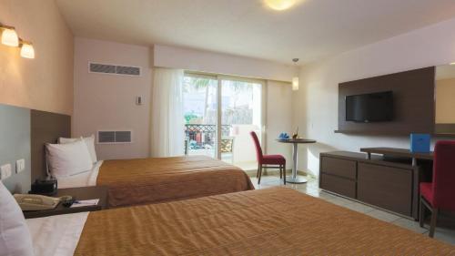 Habitación Doble Estándar con vistas al jardín del hotel Crown Paradise Club Puerto Vallarta All Inclusive. Foto 3