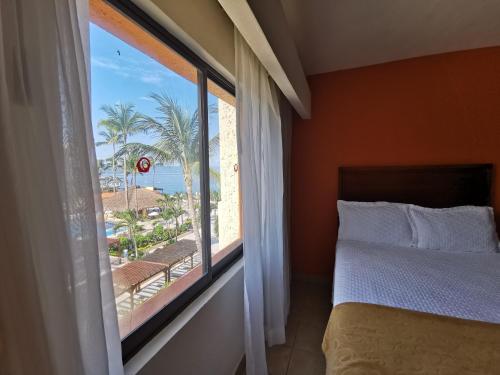 Habitación Doble Deluxe con vistas laterales al mar del hotel Canto Del Sol Puerto Vallarta All Inclusive