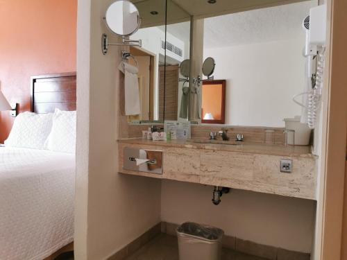 Habitación Doble Deluxe con vistas laterales al mar del hotel Canto Del Sol Puerto Vallarta All Inclusive. Foto 1