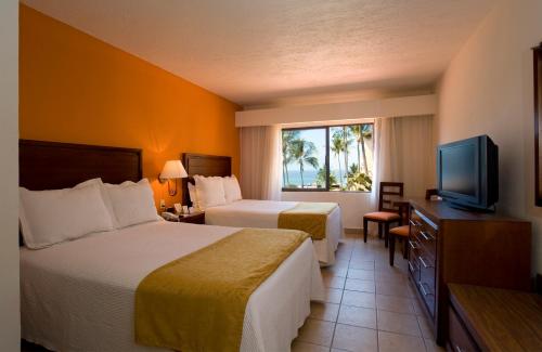 Habitación Doble Deluxe con vistas laterales al mar del hotel Canto Del Sol Puerto Vallarta All Inclusive. Foto 2