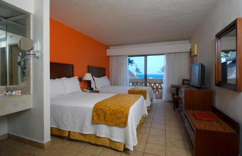 Habitación Doble Deluxe con vistas laterales al mar del hotel Canto Del Sol Puerto Vallarta All Inclusive. Foto 3
