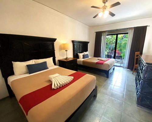Habitación Cuádruple con balcón del hotel Hacienda Paradise Hotel by BFH