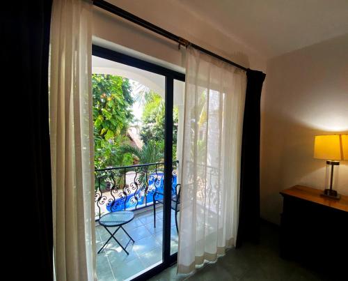 Habitación Cuádruple con balcón del hotel Hacienda Paradise Hotel by BFH. Foto 1