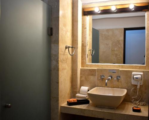 Habitación Cuádruple con balcón del hotel Hacienda Paradise Hotel by BFH. Foto 4