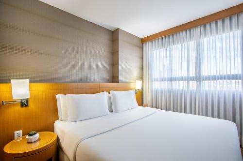 Habitación Premium - Cama extragrande del hotel Brasil 21 Suites Affiliated By Melia. Foto 3