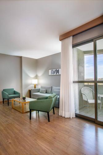 Habitación Premium - Cama extragrande del hotel Brasil 21 Suites Affiliated By Melia. Foto 12