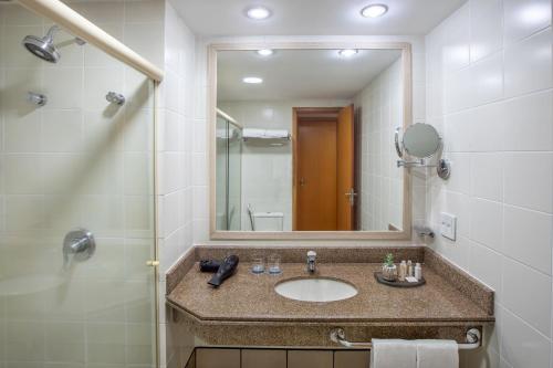 Habitación Premium - Cama extragrande del hotel Brasil 21 Suites Affiliated By Melia. Foto 13